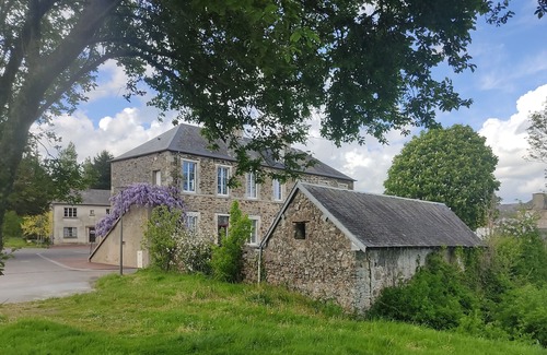 Le Hommet-d'Arthenay Wohnung | Une Ancienne École Rénovée, Amoureux de Nature et de Vielles Pierres