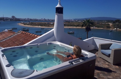 Ferragudo Haus | Einzigartige Ufergegend in einem charmanten Fischerdorf mit großer Terrasse und 300 m zum Strand