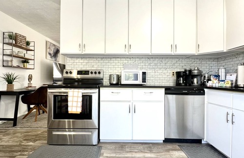 Union Haus | Union Place; Quiet Neighborhood. Updated 3 Bedroom!!