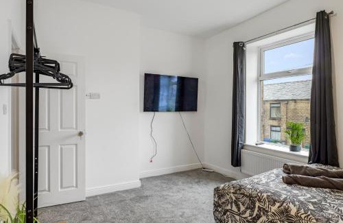 Tottington Haus | Unique 3 Bedrooms, 3 Ensuite, FREE WiFi, Private Parking