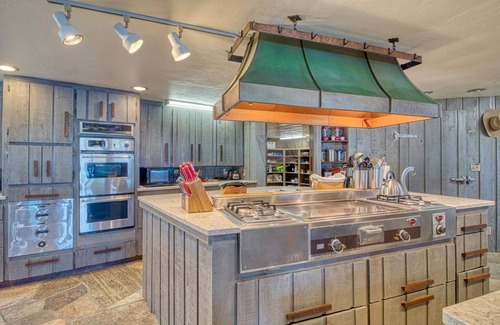 Bliss Haus | Unique 6BR Lodge w/ Private Hot Spring Pool!