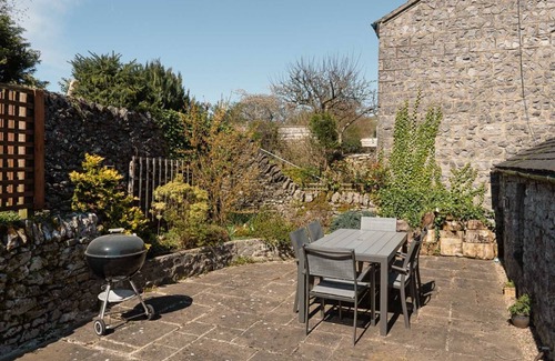 Blackwell in the Peak Hütte | Unique barn conversion in pretty village, close to Buxton. Sleeps 6 in 3 bedrooms.