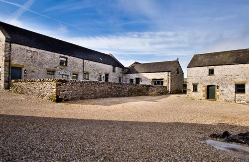 Hurdlow Haus | Unique barn conversion, sleeps up to 6 in 3 bedrooms, near to High Peak Trail.