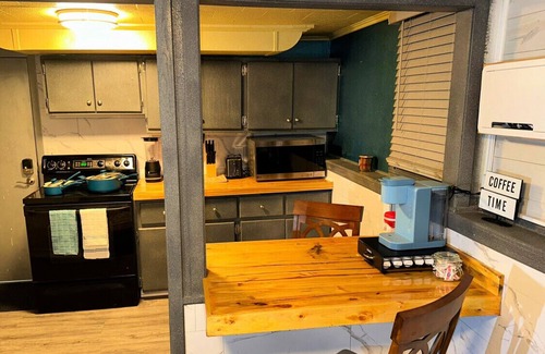 Moorhead Wohnung | Unique Discreet Hidden Entrance. Sleep in with 2pm checkout!