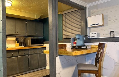 Moorhead Wohnung | Unique Discreet Hidden Entrance. Sleep in with 2pm checkout!