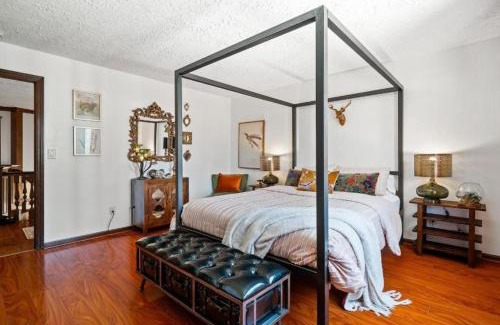 Northwest Akron Haus | Unique Estate 5 Bedrooms Fire Pit Sleeps 10