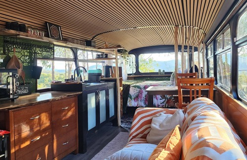 Southern Wohnung | Unique, Exciting Bus Located on 63 acres with a Cosy woodheater. Luxury.
