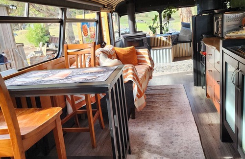 Southern Wohnung | Unique, Exciting Bus Located on 63 acres with a Cosy woodheater. Luxury.