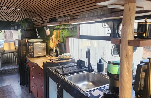 Southern Wohnung | Unique, Exciting Bus Located on 63 acres with a Cosy woodheater. Luxury.