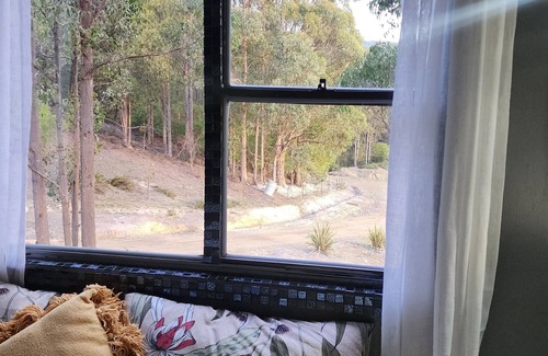 Southern Wohnung | Unique, Exciting Bus Located on 63 acres with a Cosy woodheater. Luxury.