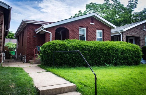 St. Louis Haus | Einzigartiges Haus mit privatem Pool, umzäuntem Hof, Projektor und Speakeasy im Stil der 1920er Jahre!