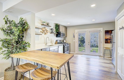 Annapolis Haus | Unique Listing! Entire Downtown Triplex w/Private Parking. Sleeps 12-18. Pets ok