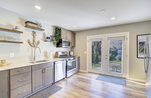 Annapolis Haus | Unique Listing! Entire Downtown Triplex w/Private Parking. Sleeps 12-18. Pets ok