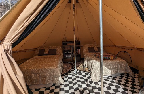 Seneca Rocks Wohnmobilvermietung | Unique, luxurious, & comfy yurts with world-class views of Seneca Rocks!