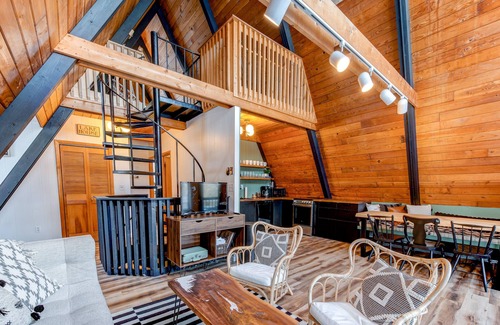 Sky Valley Skihütte | NEUE AUFLISTUNG! Hundefreundliches, einzigartiges Chalet mit Gasgrill, Feuerstelle und privatem Whirlpool!