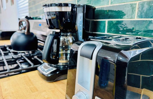 Near Eastside Haus | Unique Spacious Bungalow