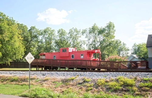 Tuscaloosa Haus | Unique Stay at the Historic Train House 2.5 miles from Stadium - King Bed