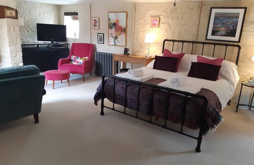 Wedmore Bed & Breakfast | Unique suite full of character with own entrance