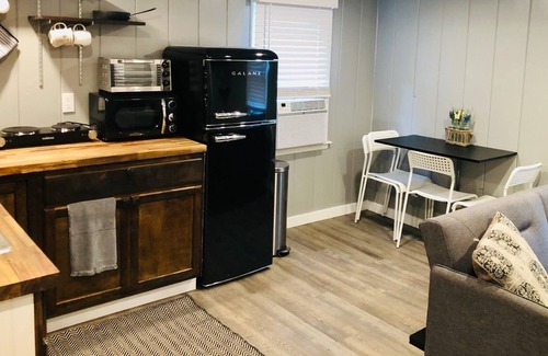 Shawnee Wohnung | Unique Tiny Home near Shawnee Mission Park