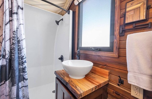 Virgin Kabine | Unique Wagon The Rockwell #34 with 1 King Bed, Hot Tub & Outdoor Outdoor Kitchen