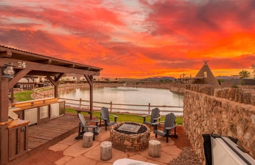 Virgin Kabine | Unique Wagon The Rockwell #34 with 1 King Bed, Hot Tub & Outdoor Outdoor Kitchen