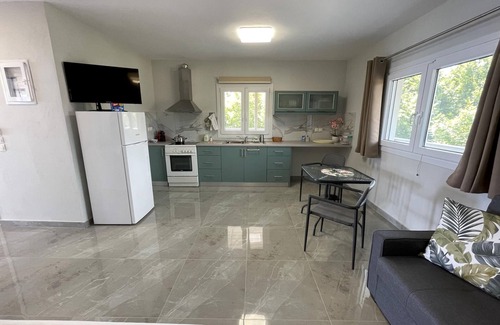 Skotina Wohnung | Einmalig, direkt am feinen Sandstrand, mit weitem Meerblick auf das Meer bis hin