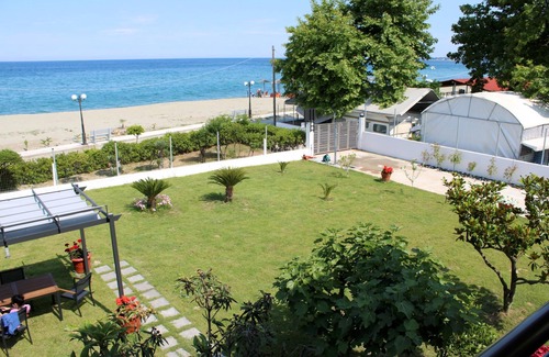 Skotina Wohnung | Einmalig, direkt am feinen Sandstrand, mit weitem Meerblick auf das Meer bis hin