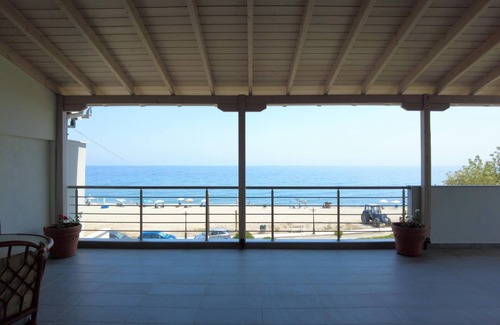 Skotina Wohnung | Einmalig, direkt am feinen Sandstrand, mit weitem Meerblick auf das Meer bis hin