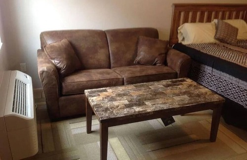 Harvey Wohnung | Unit 2: Cozy Studio Microhotel with full kitchen.