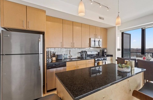 Evanston Wohnung | "Unity of Evanston" 3 BDR+2BA ModernLuxe High Rise