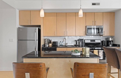 Evanston Wohnung | "Unity of Evanston" 3 BDR+2BA ModernLuxe High Rise