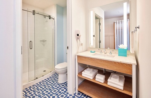 Florida Center Hotel | Universal's Endless Summer Resort - Surfside Inn and Suites