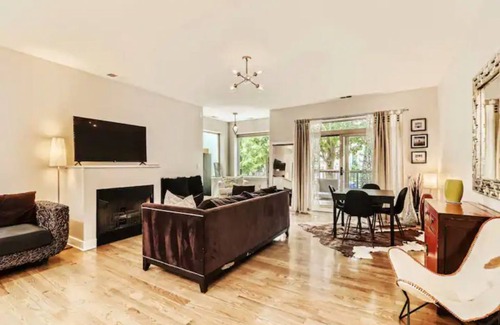 Woodlawn Hotel | University of Chicago Condo-Upgraded and Spacious w/Parking