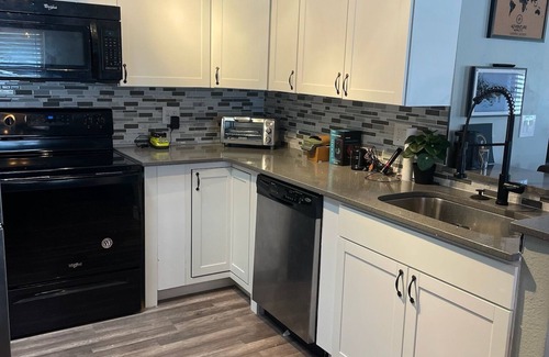 Harbor Oaks Bay Shore Haus | Unleash the Fun: Kayaks, Pool Table, Fishing Poles, and Ping Pong Table, Smoker