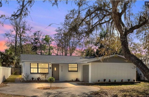 Harbor Oaks Bay Shore Haus | Unleash the Fun: Kayaks, Pool Table, Fishing Poles, and Ping Pong Table, Smoker