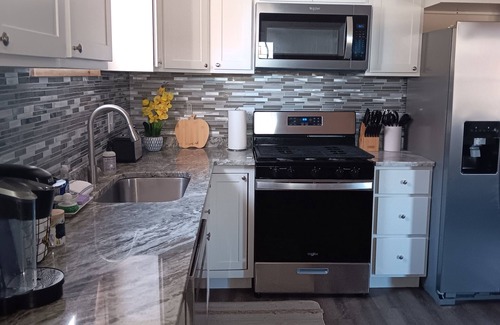 Ashtabula Kabine | Unplug and unwind at this cottage on Lake Erie bluff