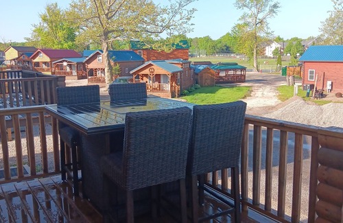 Ashtabula Kabine | Unplug and unwind at this cottage on Lake Erie bluff