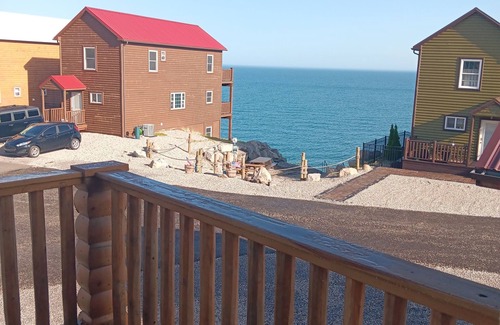 Ashtabula Kabine | Unplug and unwind at this cottage on Lake Erie bluff