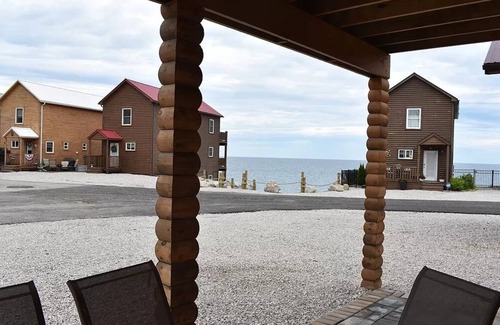 Ashtabula Kabine | Unplug and unwind at this cottage on Lake Erie bluff