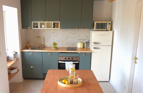 Maiorga Hütte | Unwind at The Good View Retreat and Explore Portugal From its Heart
