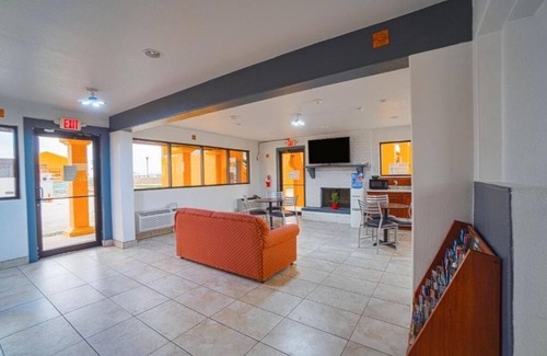 Kingsville Hotel | Unwind In A Unit With Pets Allowed Near Baffin Bay And King Ranch Museum