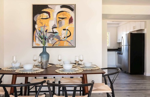 Citrus Grove Haus | Unwind in Spacious 2BR Apt | Sleeps 6 with Parking