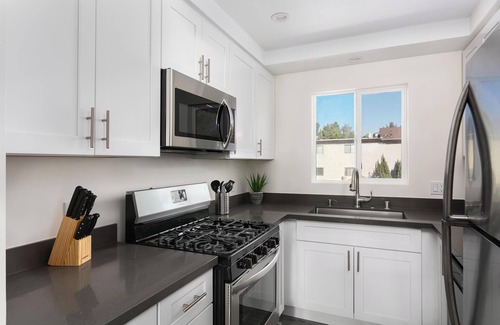 Citrus Grove Haus | Unwind in Spacious 2BR Apt | Sleeps 6 with Parking