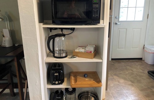 Amazon Haus | UO 8 blocks, Thanksgiving Weekend Open, Full Kitchen, Comfy Beds, Private