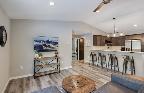 Cumberland Eigentumswohnung | Up North Living! Fully renovated one-level living home in wooded lot near lake.