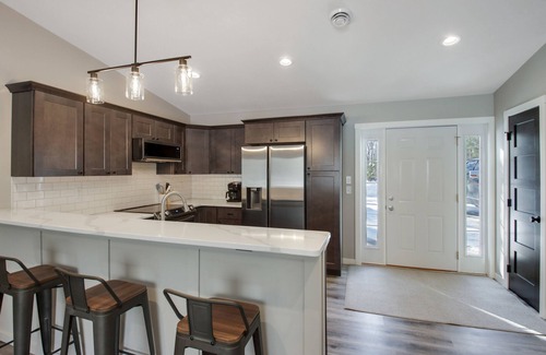 Cumberland Eigentumswohnung | Up North Living! Fully renovated one-level living home in wooded lot near lake.