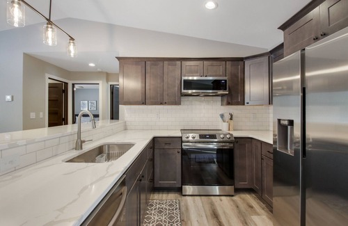 Cumberland Eigentumswohnung | Up North Living! Fully renovated one-level living home in wooded lot near lake.