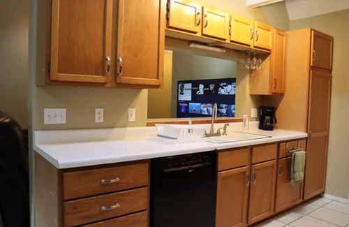 Springfield Haus | Updated 2 BR/2BA in family friendly home and neighborhood