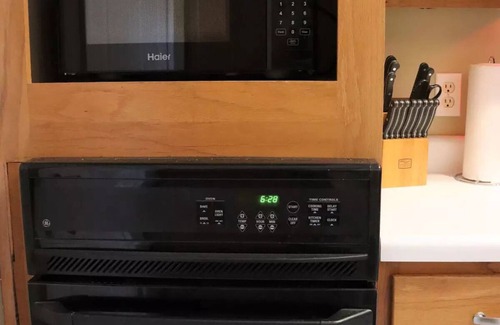 Springfield Haus | Updated 2 BR/2BA in family friendly home and neighborhood