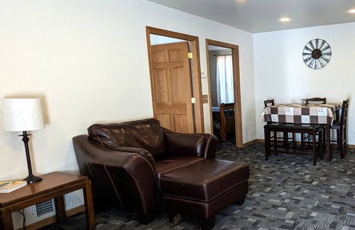 Whittaker Haus | Möbliertes Gästehaus in der Nähe von Ann Arbor mit herrlichem Blick auf privaten Teich.